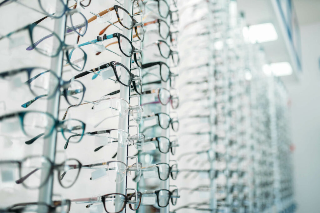 Optikalité - Opticien mutualiste à rennes : panneau de lunettes 100% remboursées